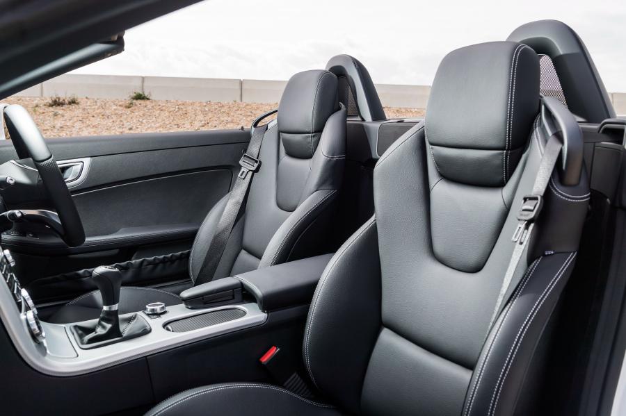 Интерьер Mercedes-Benz SLC180 AMG Line (R172) 2016 года  (UK) (фото 7 из 40)